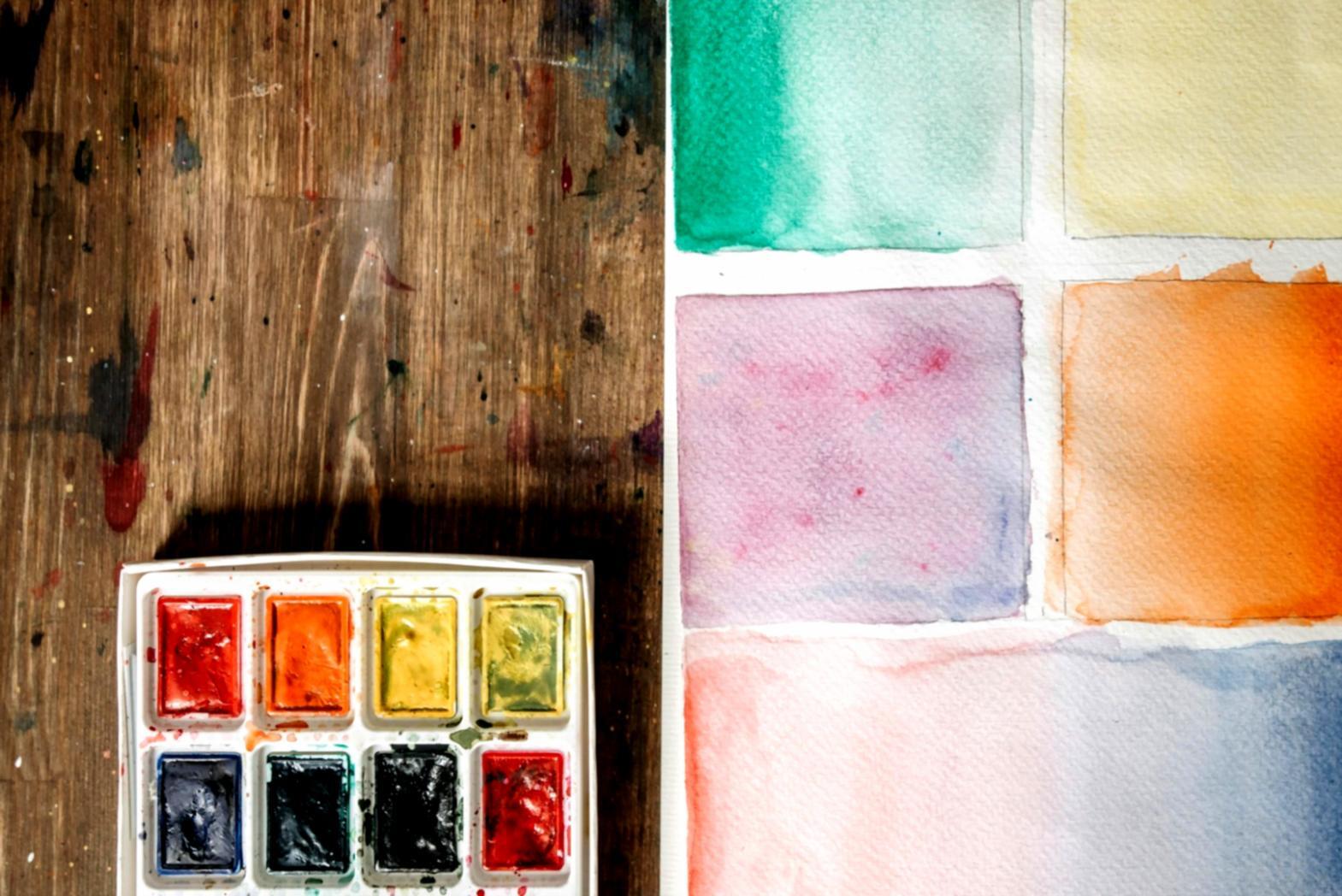 Estudiante creando arte en un ambiente inspirador